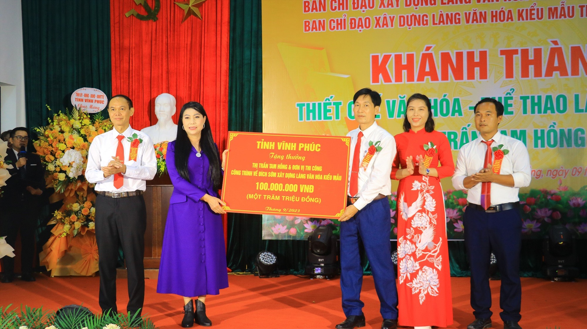 Bí thư Hoàng Thị Thúy Lan trao thưởng 100 triệu đồng cho Làng văn hóa kiểu mẫu Man Để. Ảnh: Quỳnh Chi. 