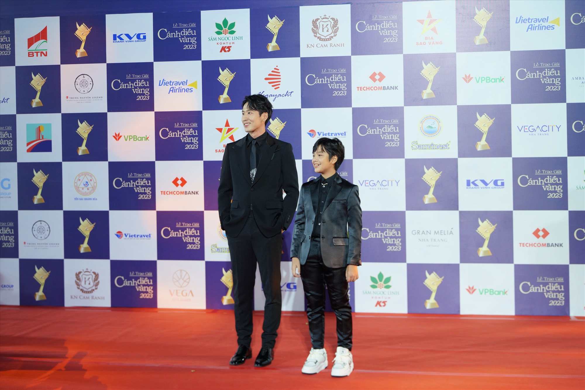 Tuấn Trần (trái) - đóng vai Út Lục Lâm trong dự án phim Đất rừng phương Nam đã góp mặt ở sự kiện cùng Hạo Khang, vai bé An.  
