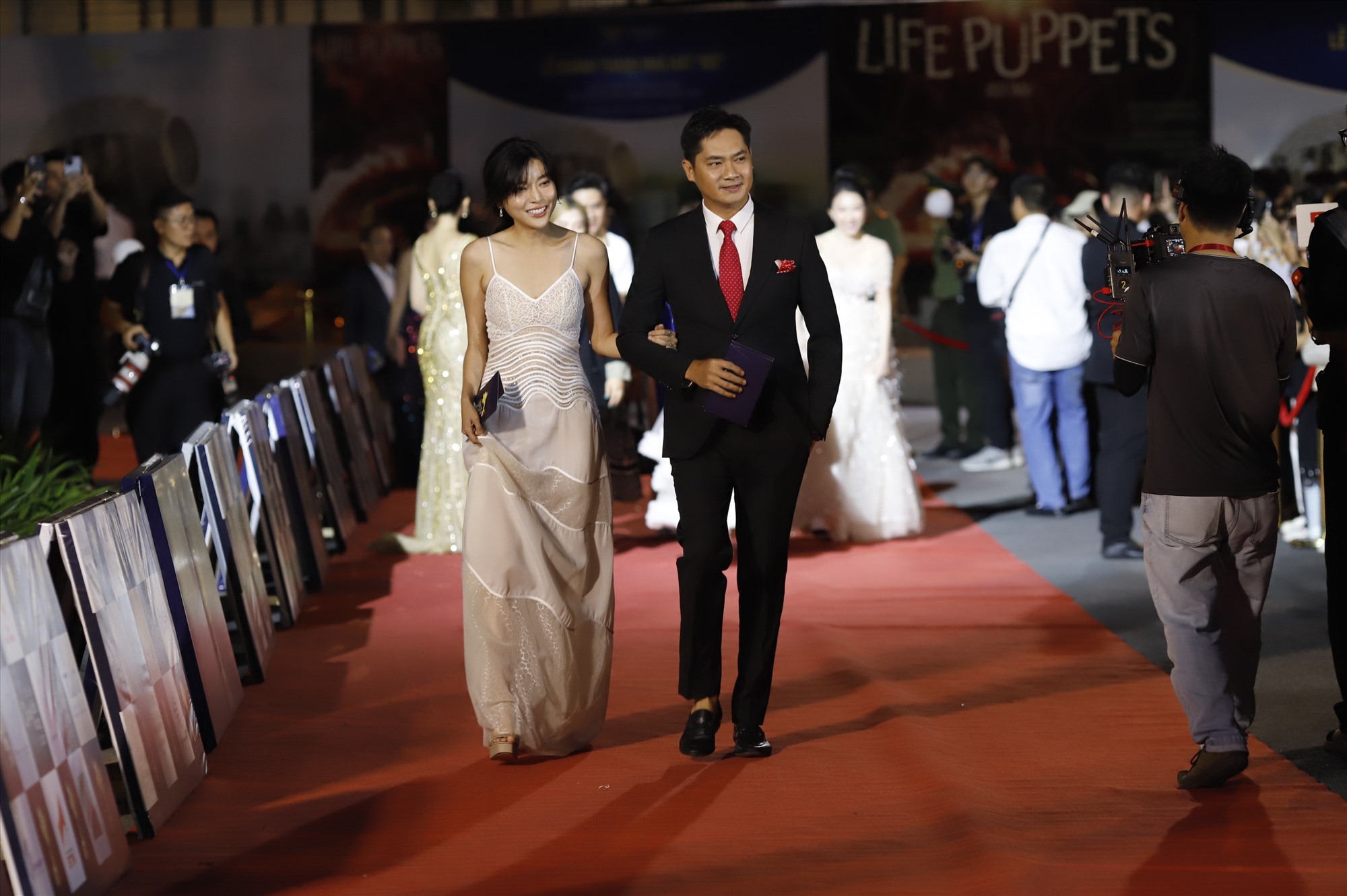 Diễn viên Cao Thái Hà cùng Minh Luân sánh bước trên thảm đỏ. Ảnh: Bình Quý