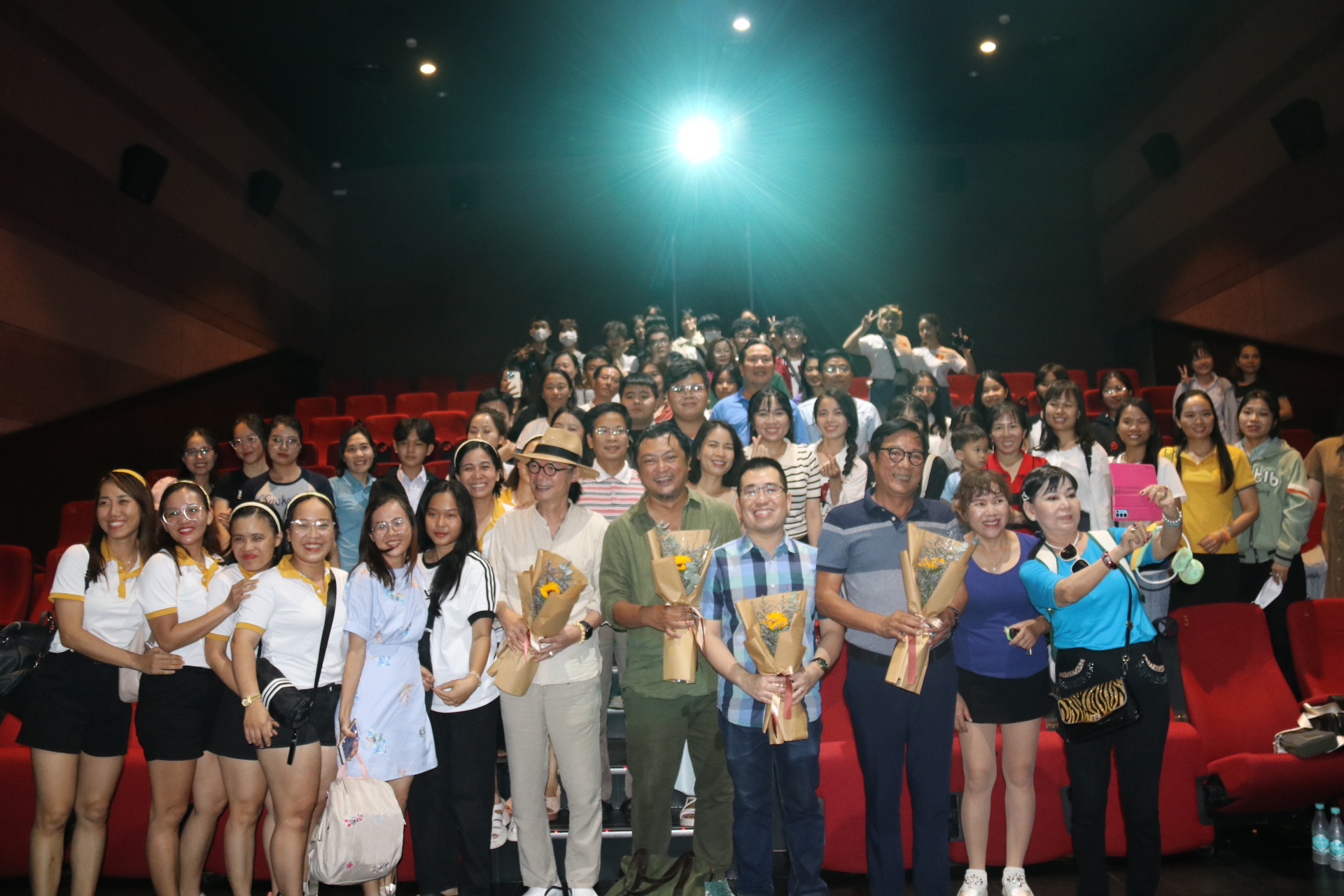 Khán giả Nha Trang giao lưu cùng đoàn làm phim “Em và Trịnh”. Ảnh: Phương Linh