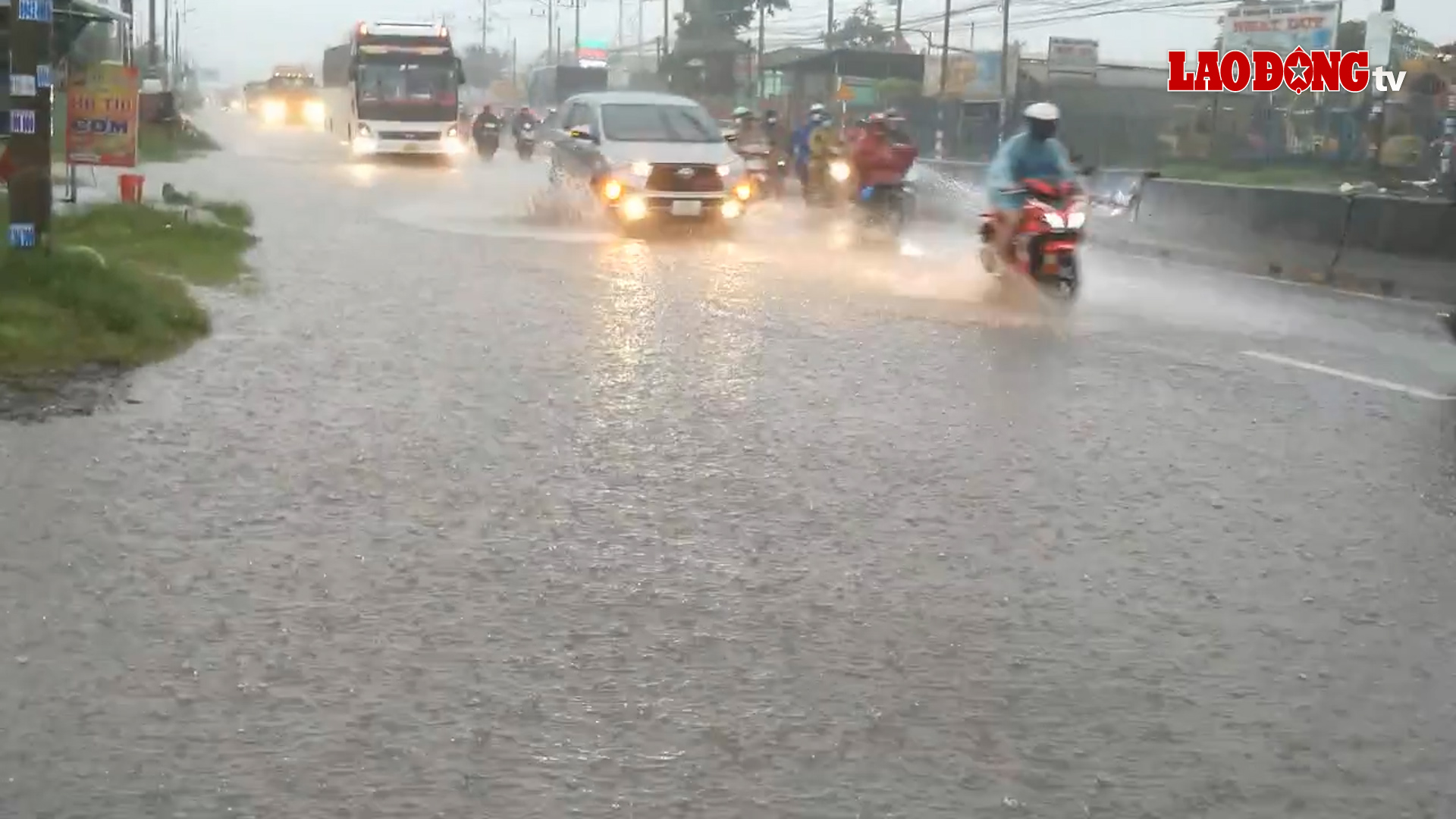 Chiều ngày 9.9, trận mưa lớn kéo dài nhiều giờ gây ngập quốc lộ 1. Ảnh: Kỳ Quan