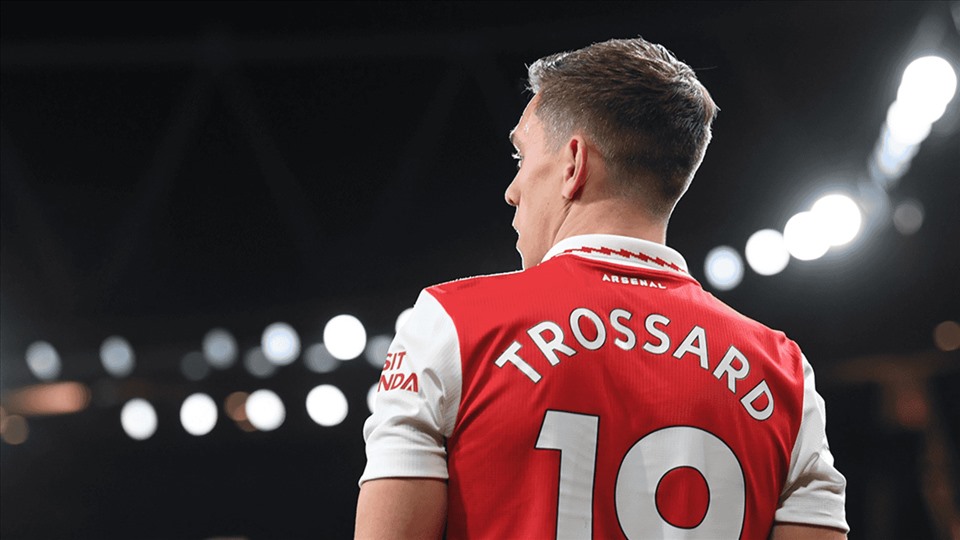 27 triệu bảng mua Trossard và kế hoạch chuyển nhượng thông minh của Arsenal