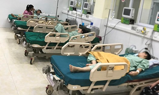 Các bệnh nhân ngộ độc hôm 8.9 được điều trị tại Bệnh viện đa khoa tỉnh Điện Biên. Ảnh: Thanh Bình