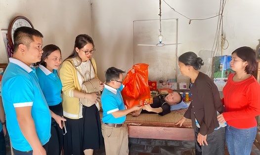 Anh Nguyễn Hoài Nam (đeo kính) cùng các thành viên CLB Sưởi ấm tình người trao tặng quà đến các mảnh đời bất hạnh. Ảnh: NVCC