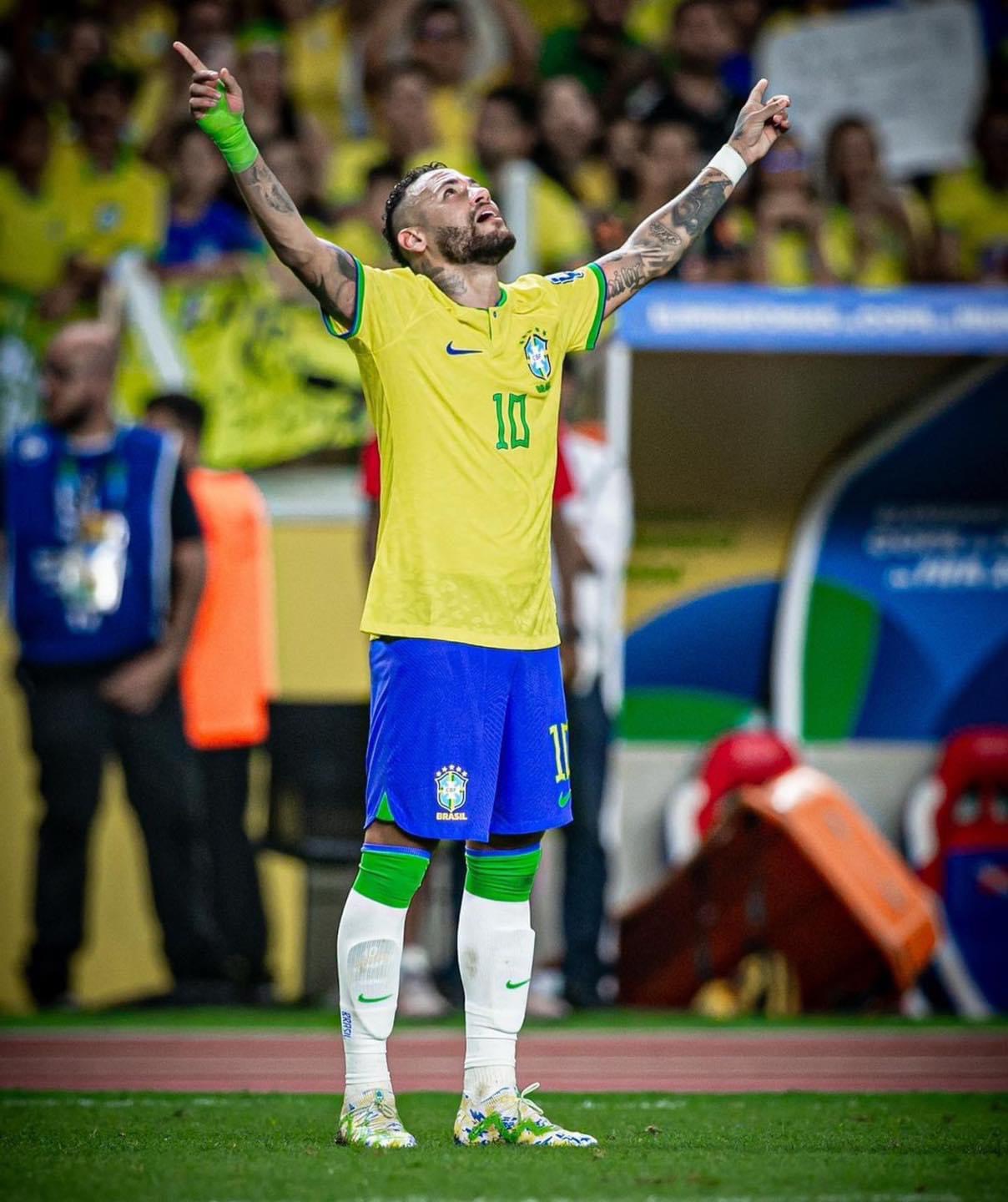 Neymar ăn mừng cảm xúc sau khi phả kỷ lục ghi bàn của Pele ở tuyển Brazil.  Ảnh: LĐBĐ Brazil