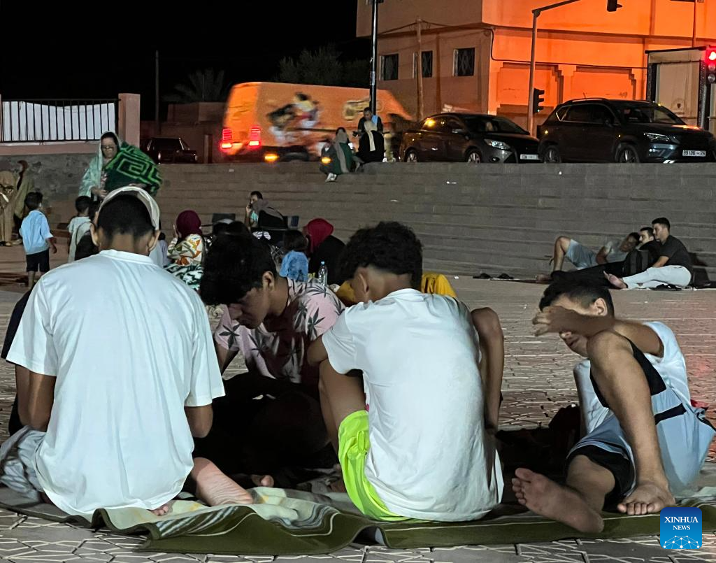Người dân phải ngủ ngoài trời ở Ouarzazate, đêm 9.9.2023. Ảnh: Xinhua