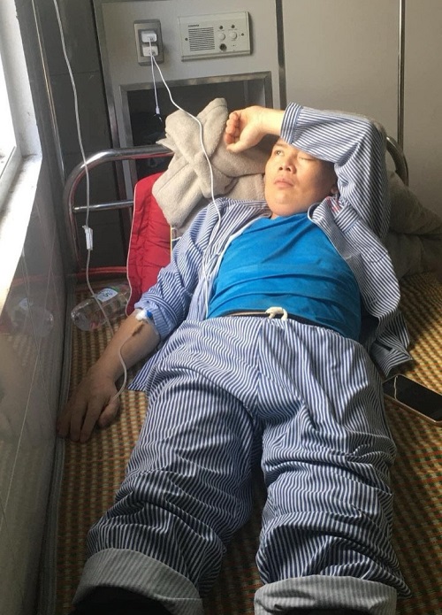 Em Ngân Văn Chung khi điều trị tại Bệnh viện Ung bướu Thanh Hóa – Bệnh ung thư đã di căn lan vào não khiến em hỏng một mắt, hỏng một bên tai, hỏng họng và lưỡi.