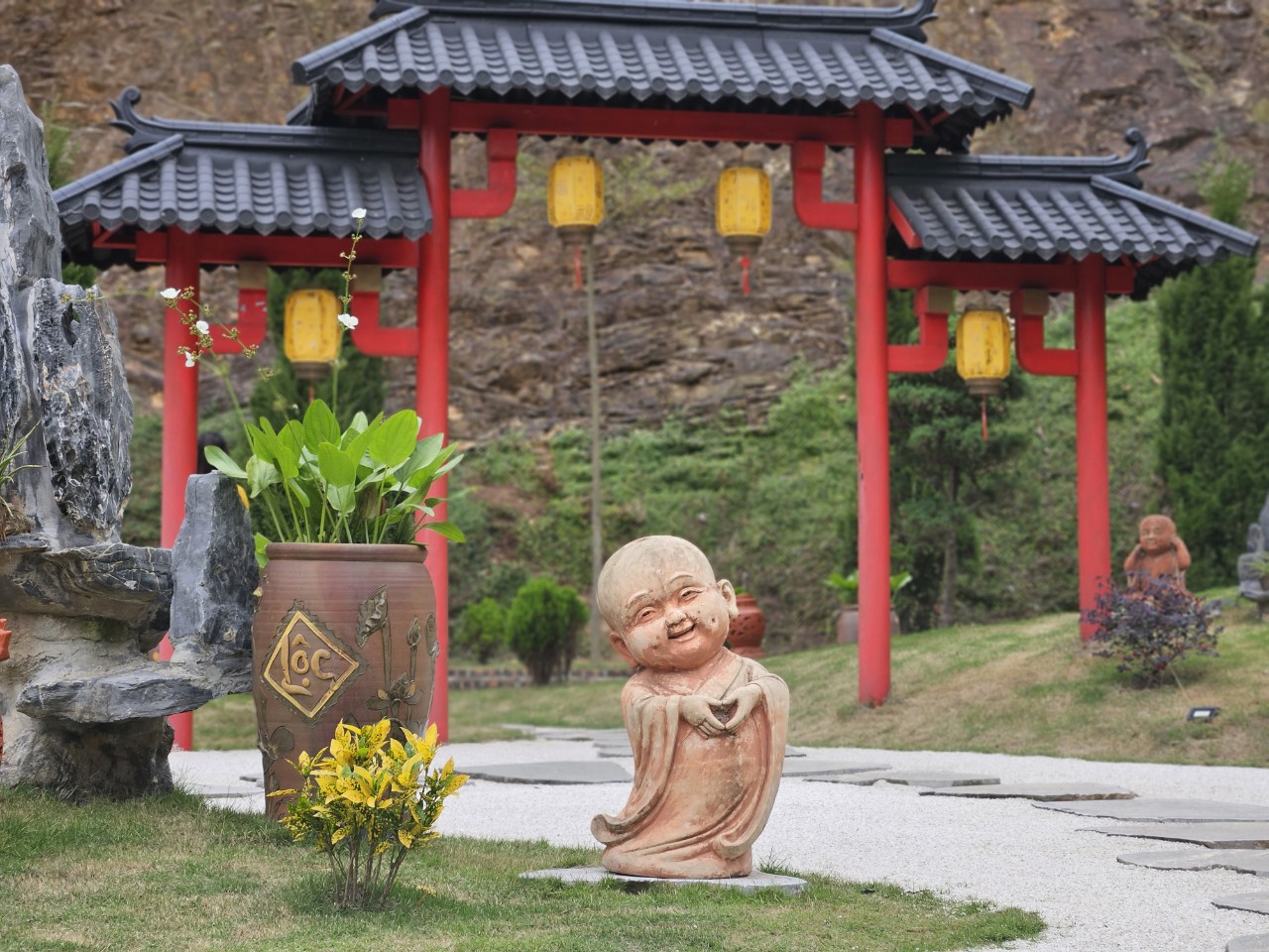 Ngôi chùa mang vẻ đẹp linh thiêng và yên bình. Chị Trần Thị Oanh (du khách) tranh thủ ngày nghỉ cuối cùng của kỳ nghỉ lễ đến với ngôi chùa. “Ngoài chùa Phật Quang, Địa Tạng Phi Lai Tự, Thanh Liêm tiếp tục có thêm một ngôi chùa cổ và đẹp nữa. Tôi cho rằng nơi đây sẽ là điểm đến du lịch tâm linh hấp dẫn du khách” - chị Oanh chia sẻ.