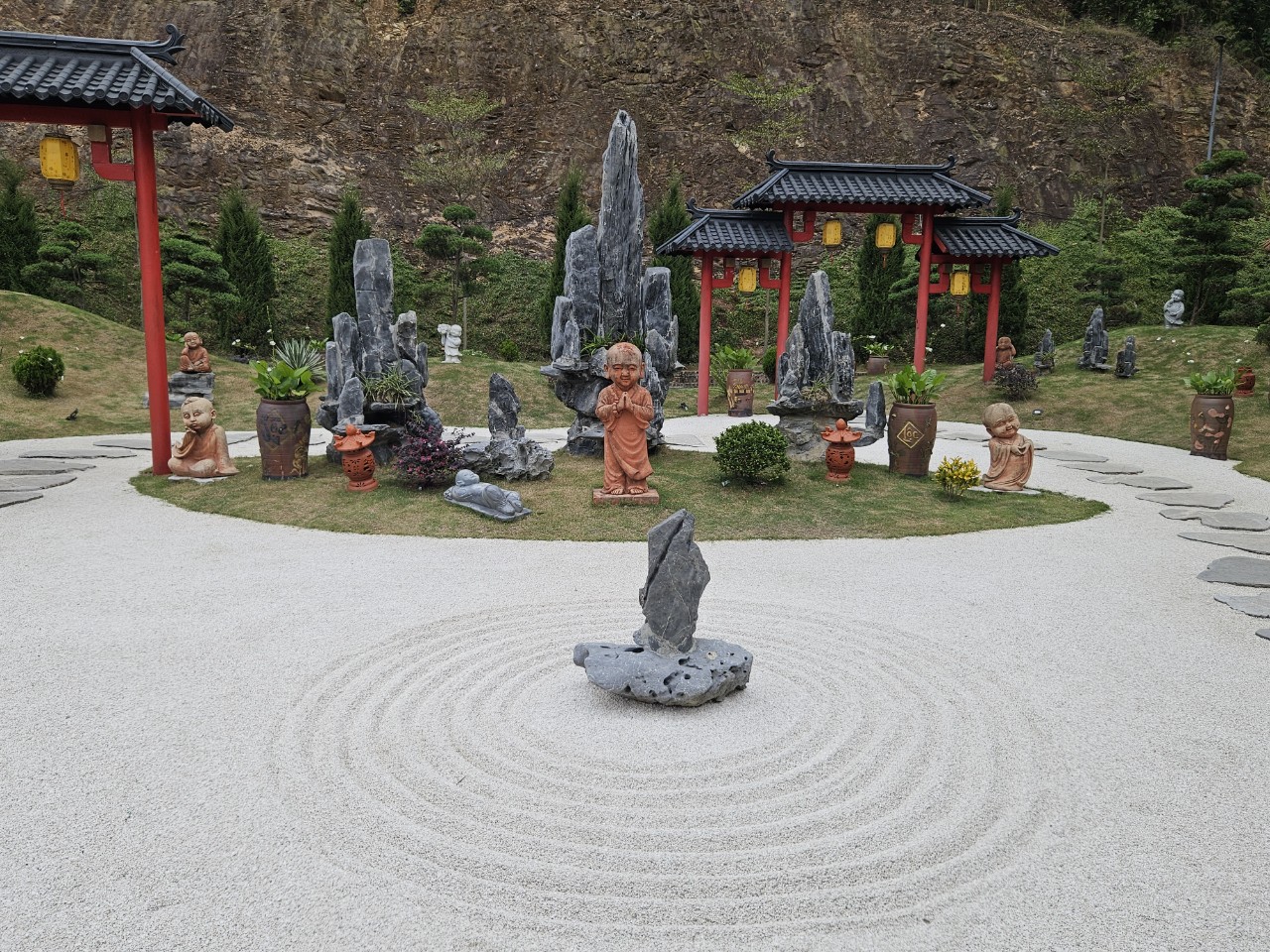 Lối dẫn lên ngôi chùa Cổ cách điệu bằng đá hoa cương, xung quanh rải sỏi trắng. Ở giữa vẽ 8 hoặc 12 vòng, tương ứng bát chánh đạo, thập nhị nhân duyên của con người.