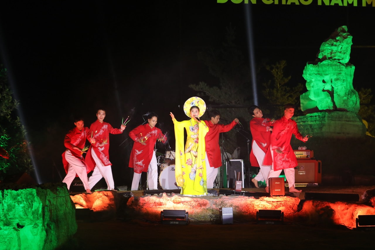 Một tiết mục văn nghệ tại đêm bế mạc Festival Ninh Bình lần thứ II, năm 2023 được dàn dựng công phu. Ảnh: Diệu Anh