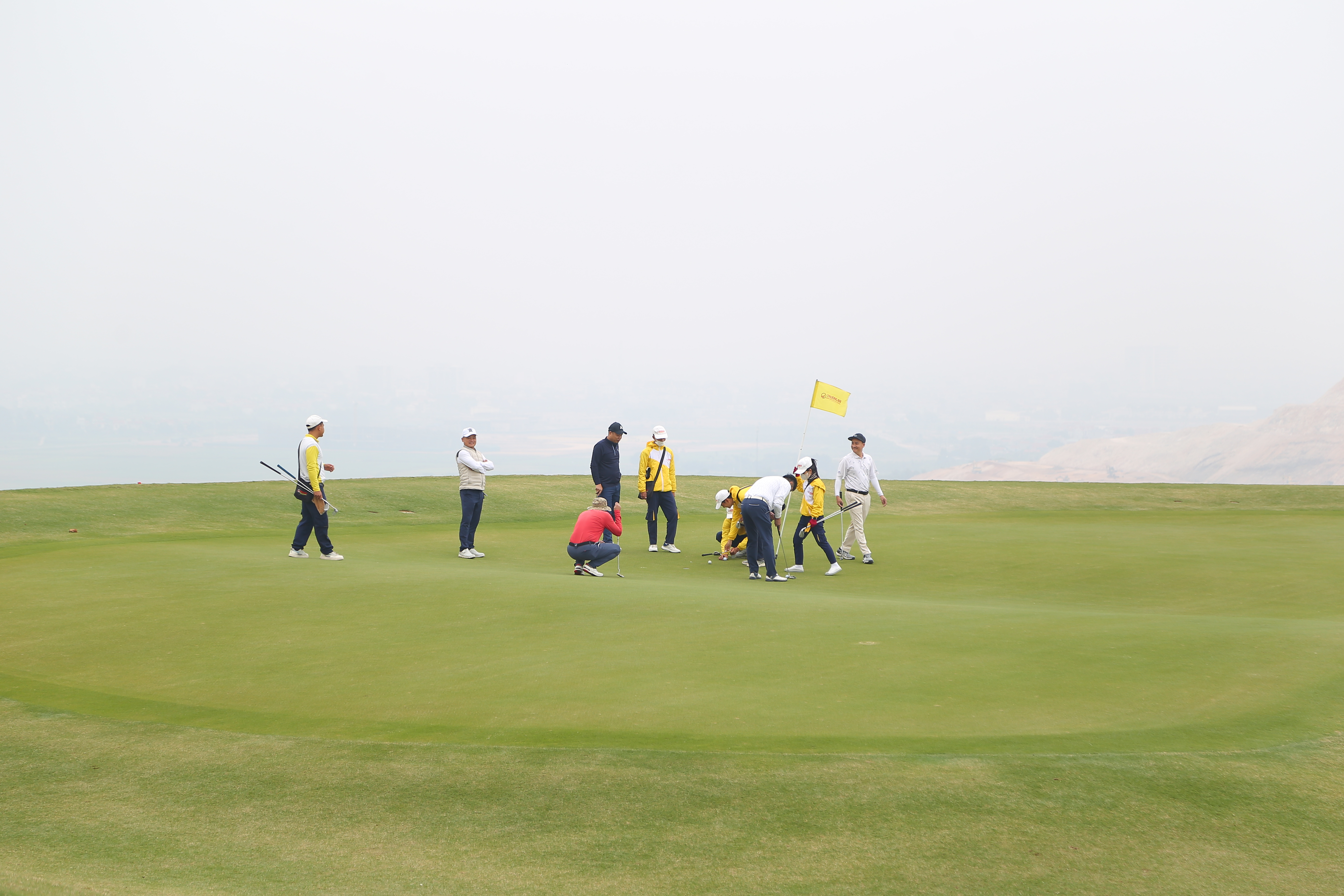 Điểm nhấn của sân golf Việt Yên là những dải cỏ xanh mướt hút mắt đan xen là những hồ nước tĩnh lặng, những bẫy cát, bụi cây đầy thử thách đem đến những trải nghiệm thú vị cho golfer khi chơi golf tại đây.