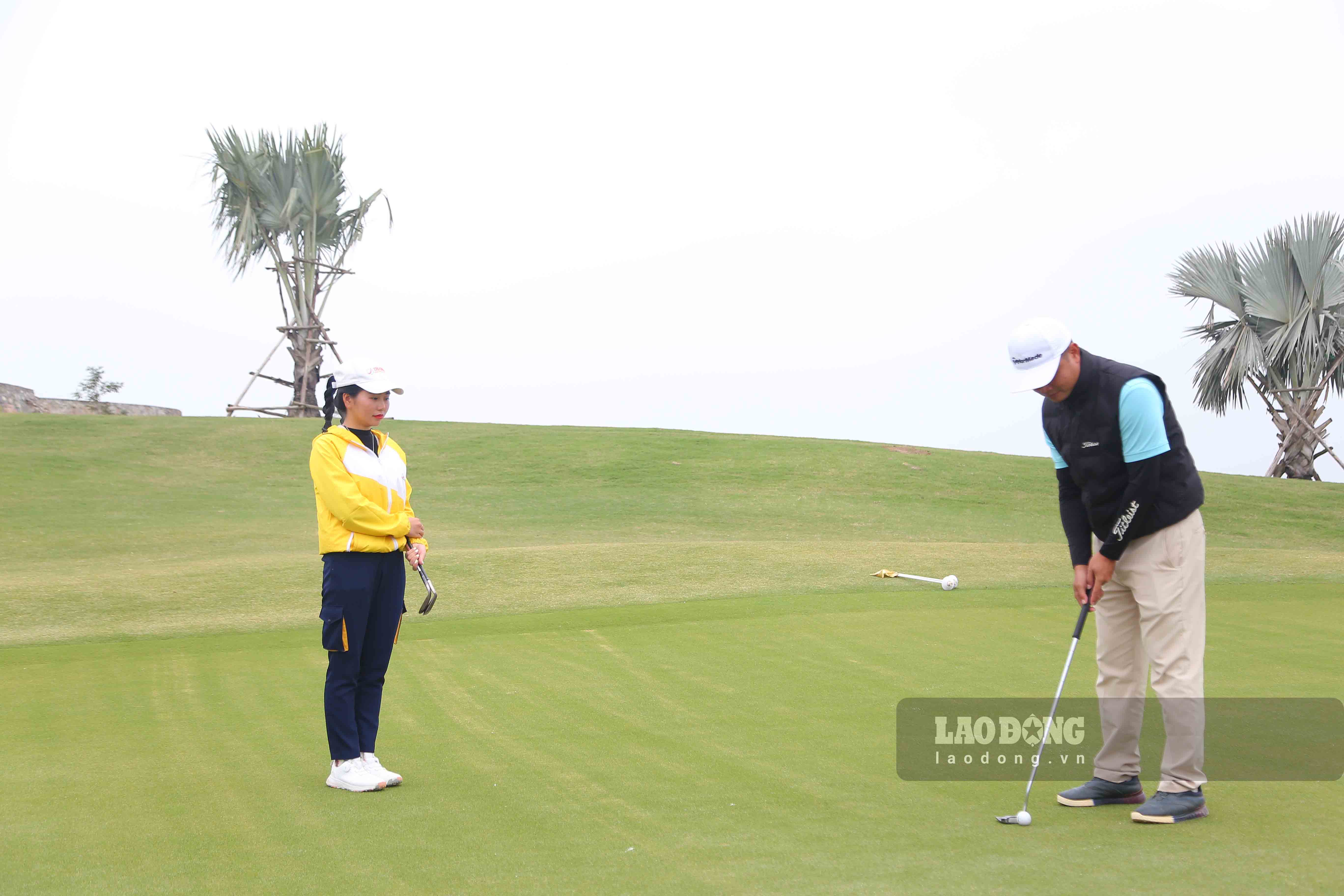 Sân golf góp phần không nhỏ thúc đẩy phát triển kinh tế - xã hội của địa phương khi hiện nay đang tạo ra 600 việc làm cho người lao động, trong đó chủ yếu là trong đó đa phần là người dân người địa phương. Các vị trí công việc chủ yếu là caddy, hành chính, lễ tân, bảo vệ, làm đẹp cảnh quan..., thu nhập thấp nhất 6 triệu đồng/tháng.