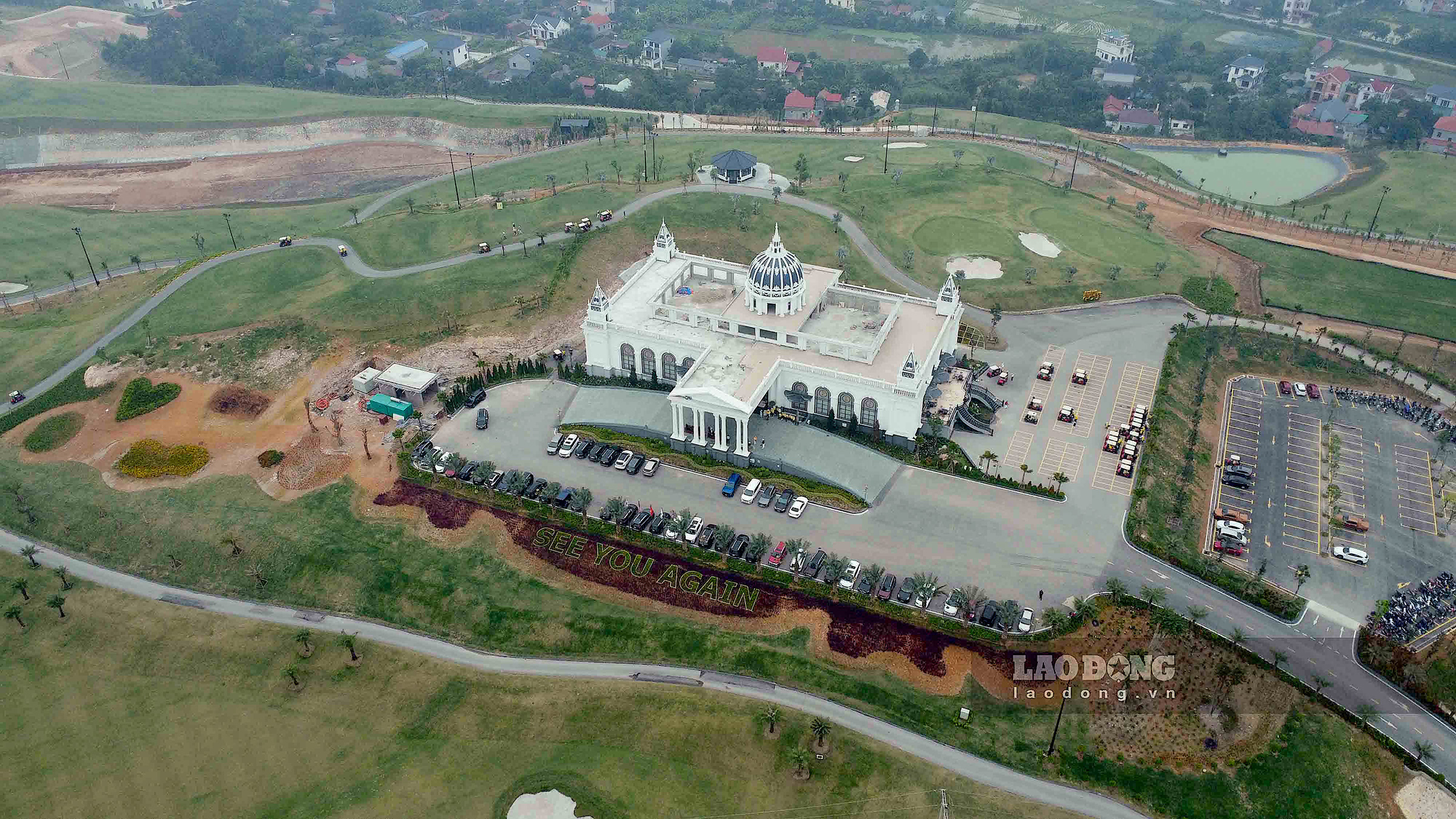 Sân golf Việt Yên (Bắc Giang) được bao bọc xung quanh bởi những dãy núi hùng vỹ.