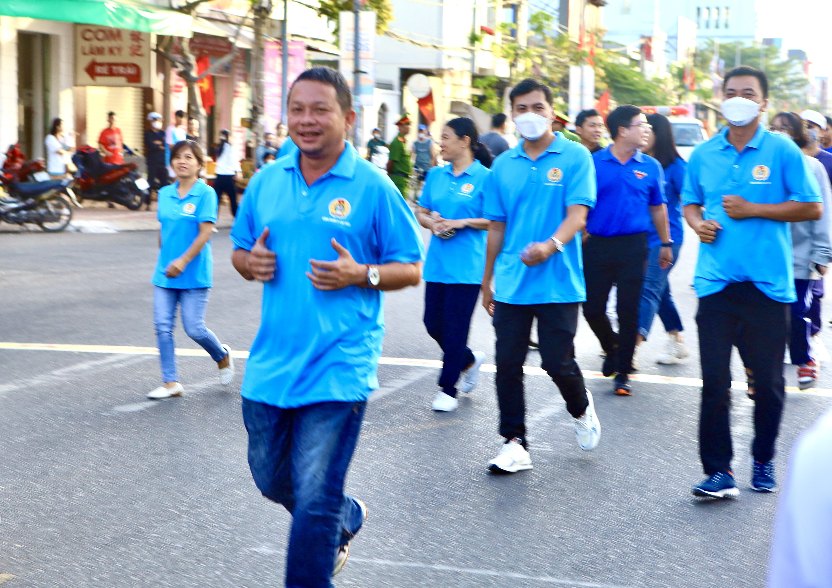 Đoàn viên công đoàn tham gia chạy đầu năm mới ở TP Phan Thiết. Ảnh: Duy Tuấn
