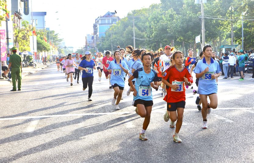 Các nữ vận động viên tăng tốc chạy giải Việt dã chào năm mới 2024. Ảnh: Duy Tuấn