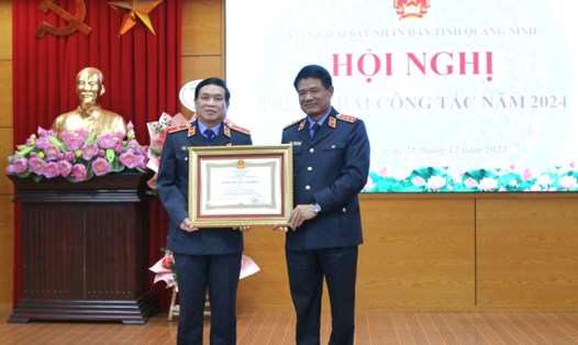 Viện trưởng Viện KSND tỉnh Quảng Ninh - Lương Phúc Sơn (trái) nhận Huân chương Lao động hạng Ba. Ảnh: Viện KSND tỉnh Quảng Ninh