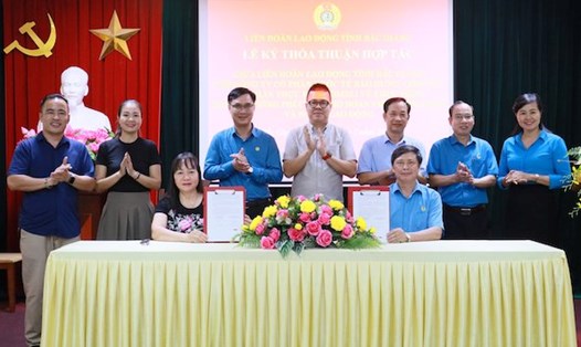 Lãnh đạo Liên đoàn Lao động tỉnh Bắc Giang ký thỏa thuận hợp tác phúc lợi cho đoàn viên, người lao động. Ảnh: NVCC