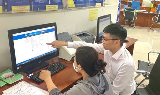 Công chức Sở Kế hoạch và Đầu tư tỉnh Lạng Sơn hướng dẫn doanh nghiệp nộp hồ sơ trực tuyến. Ảnh: Langson.gov.vn