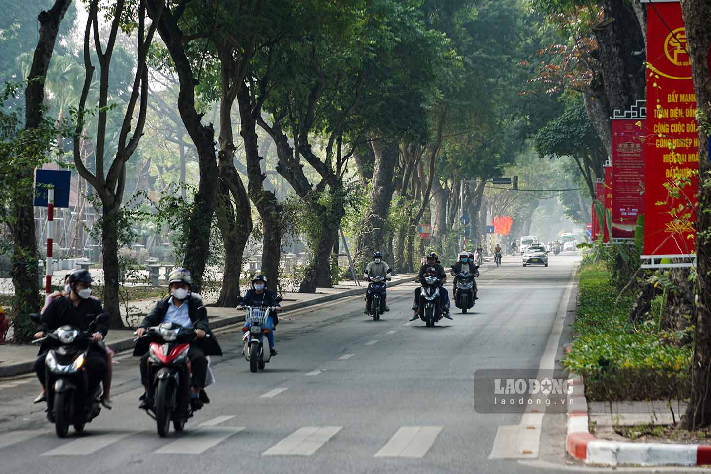 Theo ghi nhận của Lao Động, trên những con phố vốn ồn ào và thường xuyên ùn tắc trong giờ cao điểm thì nay vắng vẻ, yên bình.