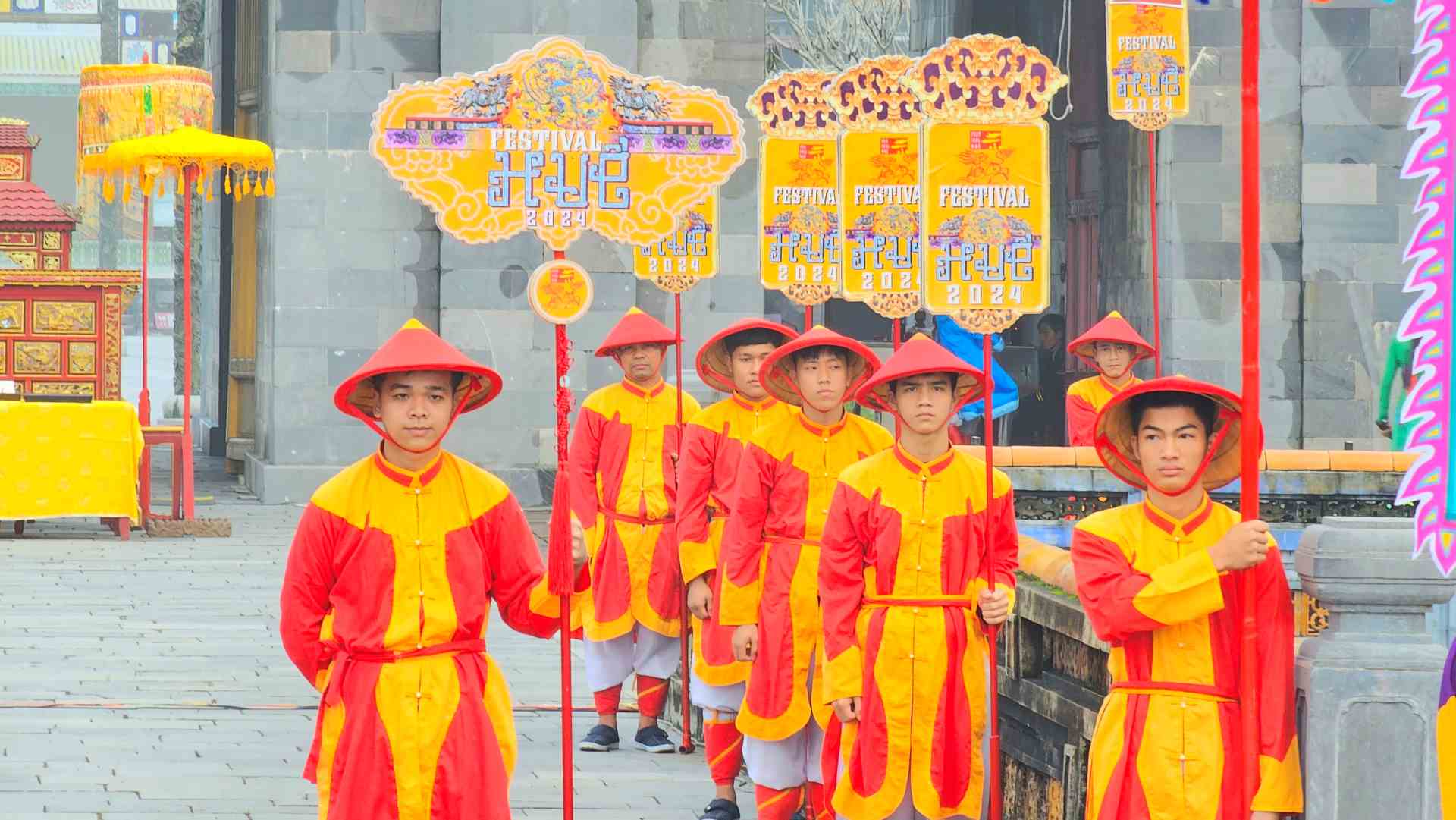 Lịch được tiến vào Hoàng Cung để cho Hoàng gia dùng. Lịch được phát cho các quan ở Kinh Thành, ở các địa phương và phân phát lại trong dân chúng sử dụng.