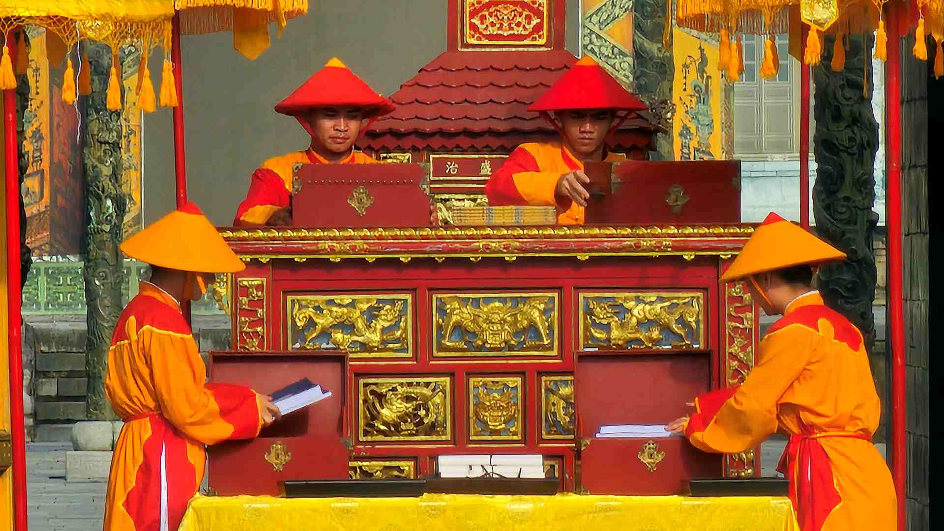  Lễ Ban Sóc vốn được tổ chức ở sân điện Thái Hòa. Vào năm Tân Sửu 1841, lần đầu tiên, lễ Ban Sóc được hoàng đế Minh Mạng chỉ dụ thực hiện ở Ngọ Môn. 