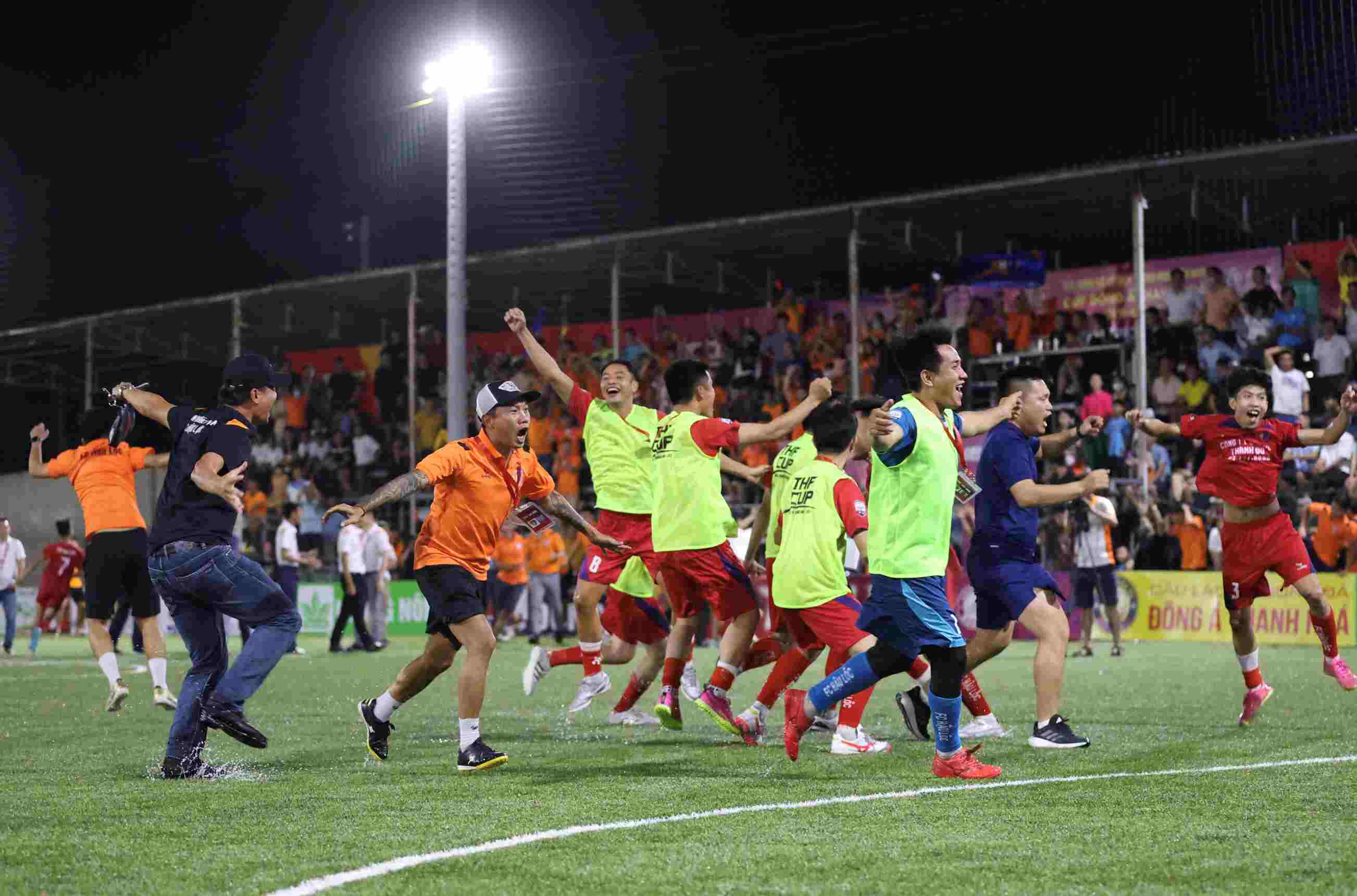 Niềm vui của Hậu Lộc FC khi vượt qua đối thủ Đông Sơn FC trên chấm luân lưu. Ảnh: Đình Thảo