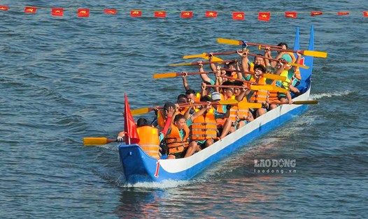 Lễ hội Đua thuyền đuôi én thị xã Mường Lay - mở màn năm Du lịch quốc gia - Điện Biên 2024. Ảnh: Văn Thành Chương