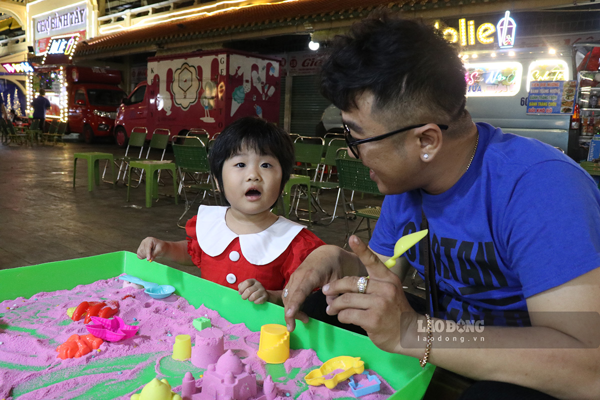 Bé Lita (4 tuổi) cùng anh Trần Thế Long, ghé khu trò chơi ở chợ Bình Tây, TPHCM trong buổi đi chơi Tết Dương lịch. Ảnh: Yến Nhi