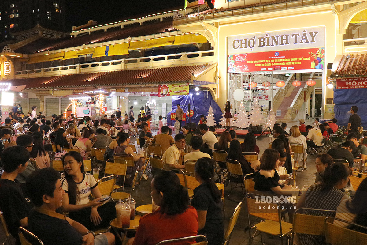  Chợ Bình Tây đón tiếp các bạn trẻ và các gia đình đến chơi ngày cuối năm. Ảnh: Yến Nhi