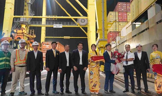 Lãnh đạo Cảng Đà Nẵng chúc mừng năm mới công nhân lao động cảng Đà Nẵng. Ảnh: Thanh Hà
