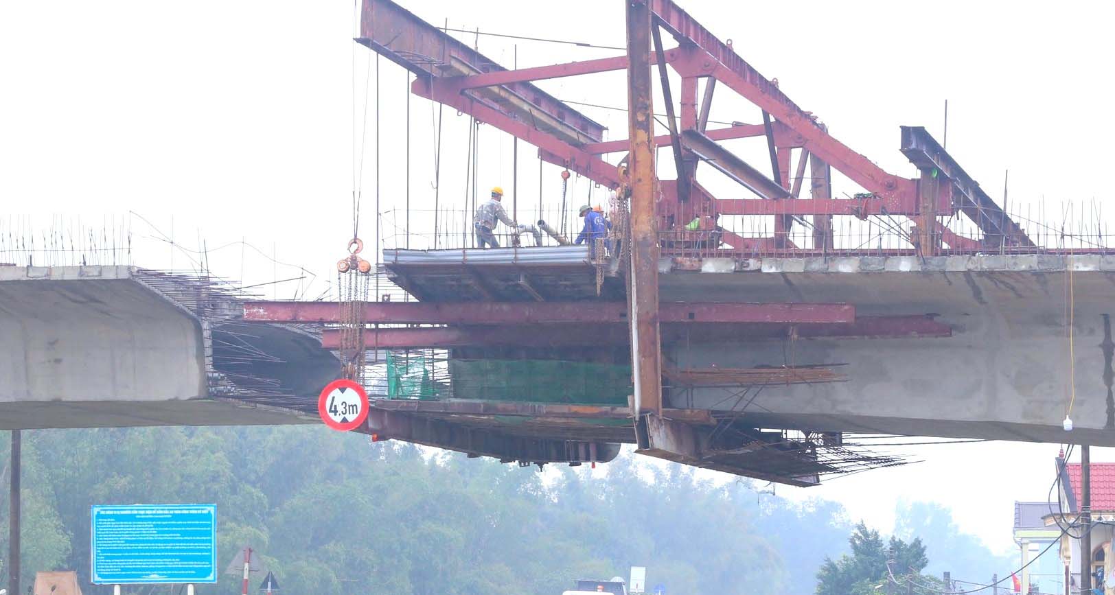 Tranh thủ thời tiết thuận lợi, các nhà thầu tổ chức thi công dự án cao tốc Bắc Nam đoạn Diễn Châu - Bãi Vọt xuyên Tết Dương lịch 2024. Ảnh: Hải Đăng