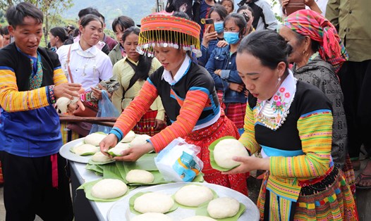 Bánh giày giã tay là món ăn không thể thiếu của người dân tộc Mông vùng Tây Bắc trong dịp đầu năm mới. Ảnh: Khánh Linh