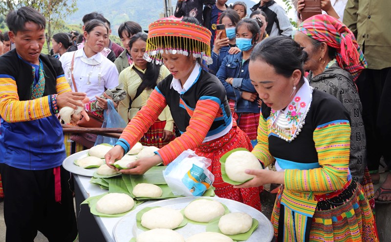 Bánh giày giã tay là món ăn không thể thiếu của người dân tộc Mông vùng Tây Bắc trong dịp đầu năm mới. Ảnh: Khánh Linh