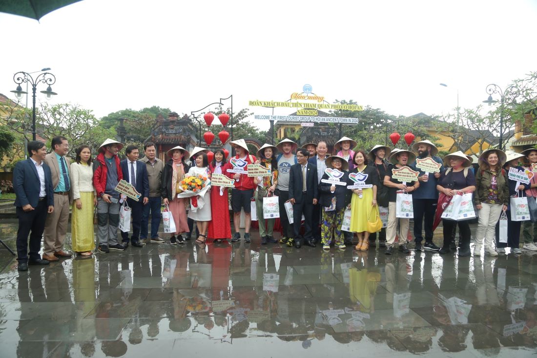 Đoàn khách 19 người đến từ Italy xông đất Hội An ngày đầu năm. Ảnh: Văn Trực