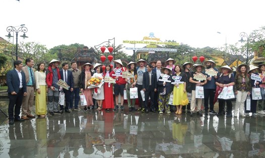 Đoàn khách 19 người đến từ Italy xông đất Hội An ngày đầu năm. Ảnh: Văn Trực