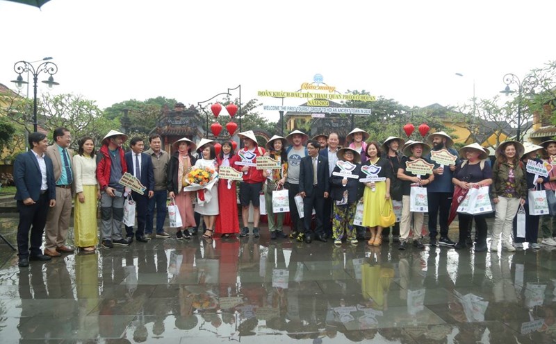 Đoàn khách 19 người đến từ Italy xông đất Hội An ngày đầu năm. Ảnh: Văn Trực