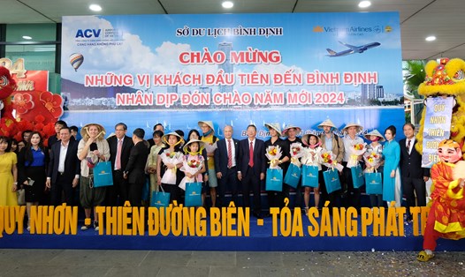 Những vị khách đầu tiên năm 2024 của Vietnam Airlines. Ảnh: Vietnam Airlines
