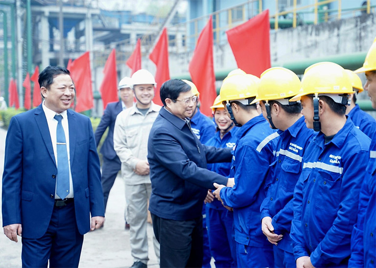Trước khi phát lệnh khởi công dự án cao tốc, Thủ tướng Phạm Minh Chính đã có chuyến thăm, kiểm tra hoạt động và động viên công nhân viên Công ty cổ phần Gang thép Cao Bằng. Ảnh: Hoài An.