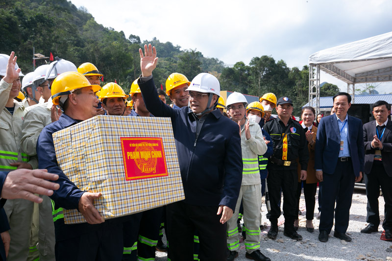 Thủ tướng Chính phủ tặng quà công nhân thi công và nhân dân nơi triển khai dự án.