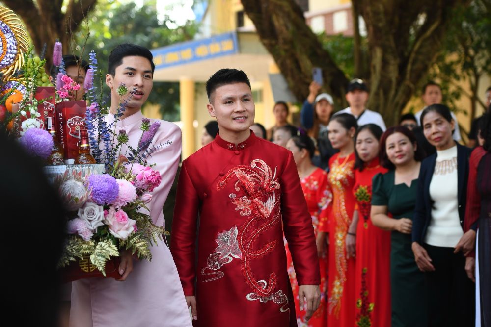 Đúng 12h00, Quang Hải và nhà trai tiến vào khu vực tổ chức lễ ăn hỏi. 