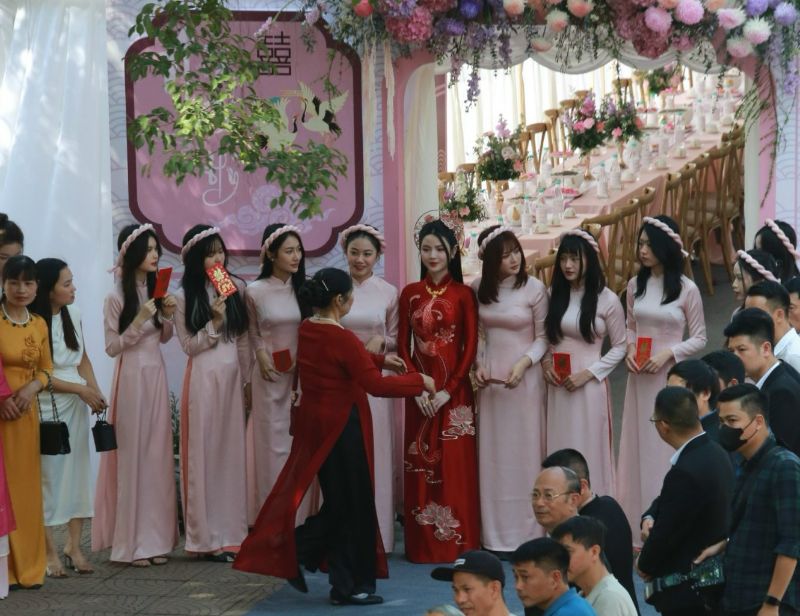Chu Thanh Huyền và người thân trong khi chờ nhà trai tiến vào làm lễ. 
