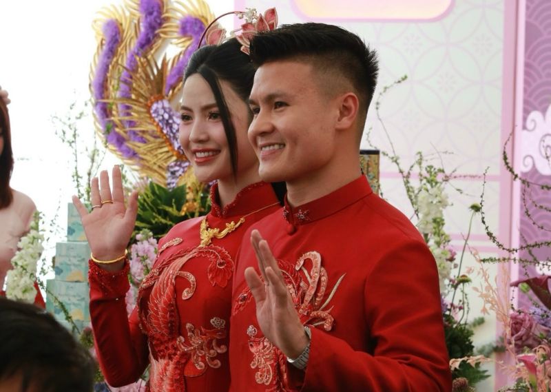 Quang Hải và Chu Thanh Huyền không giấu được sự hạnh phúc trong buổi lễ. Cặp đôi nhận được nhiều sự chúc phúc từ người thân và bạn bè. 