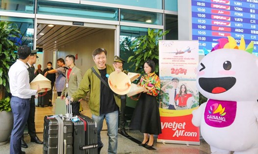 Du khách được chào đón, tặng quà tại sân bay Đà Nẵng dịp đầu năm mới 2024. Ảnh: Thùy Trang