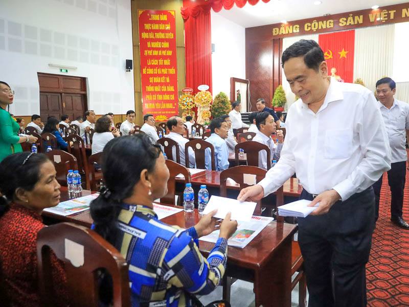 Phó Chủ tịch Thường trực Quốc hội Trần Thanh Mẫn tặng quà cho các hộ dân. Ảnh: Phương Anh