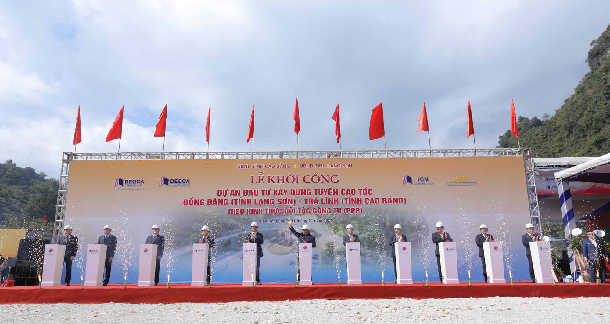 Thủ tướng Phạm Minh Chính và các đại biểu phát lệnh khởi công tuyến cao tốc 14.000 tỉ đồng nối Cao Bằng - Lạng Sơn. Ảnh: An Trịnh