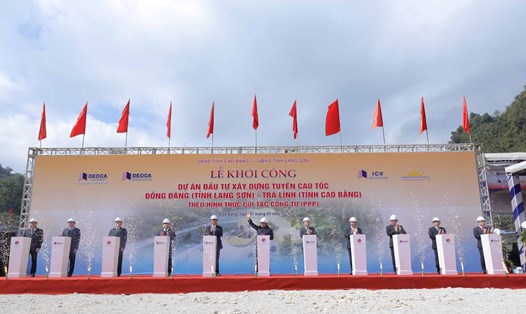 Thủ tướng Phạm Minh Chính và các đại biểu phát lệnh khởi công tuyến cao tốc 14.000 tỉ đồng nối Cao Bằng - Lạng Sơn. Ảnh: An Trịnh