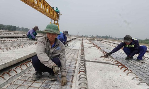Công nhân vẫn miệt mài thi công trên công trường đúc dầm cầu  vượt cao tốc Bắc - Nam đoạn Bãi Vọt - Hàm Nghi. Ảnh: Trần Tuấn.