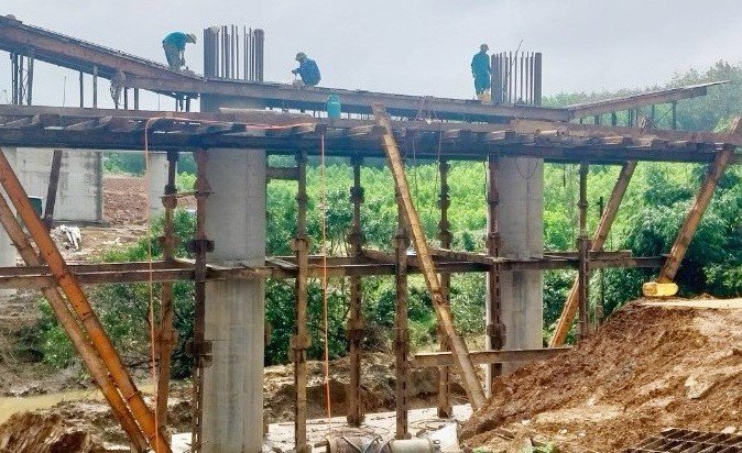 Công nhân thi công cầu Phú Ân thuộc dự án cao tốc Vạn Ninh - Cam Lộ. Ảnh: Hưng Thơ.