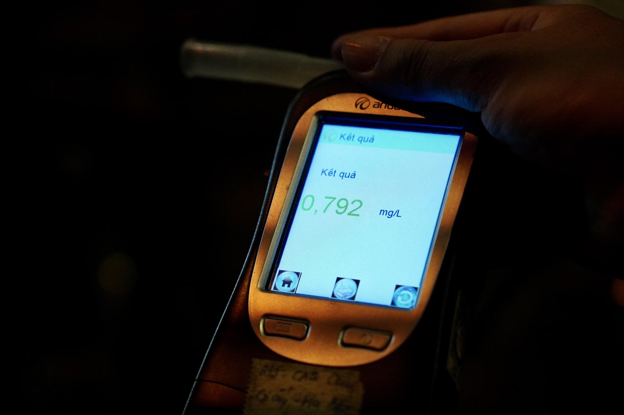 Trong buổi kiểm tra tối 31.12.2023, Cảnh sát giao thông Hà Nội đã xử lý hàng loạt tài xế vi phạm nồng độ cồn ở mức kịch khung. Ảnh: Hữu Chánh