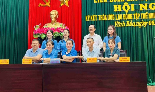 Các doanh nghiệp ngành da giày tại huyện Vĩnh Bảo (Hải Phòng) ký thoả ước lao động tập thể. Ảnh: Hương Hương